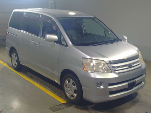 2006 Toyota Noah AZR60G[2]