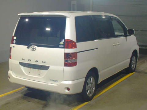 2004 Toyota Noah AZR60G[1]