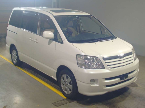 2004 Toyota Noah AZR60G[2]