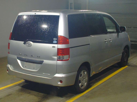 2004 Toyota Noah AZR60G[1]