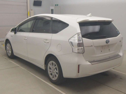 2013 Toyota Prius alpha ZVW41W[1]