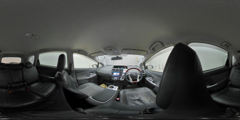 2013 Toyota Prius alpha ZVW41W[2]