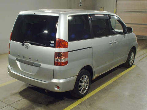 2004 Toyota Noah AZR65G[1]