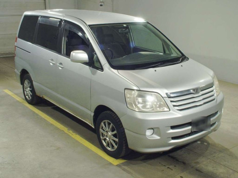 2004 Toyota Noah AZR65G[2]