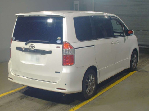 2009 Toyota Noah ZRR70W[1]