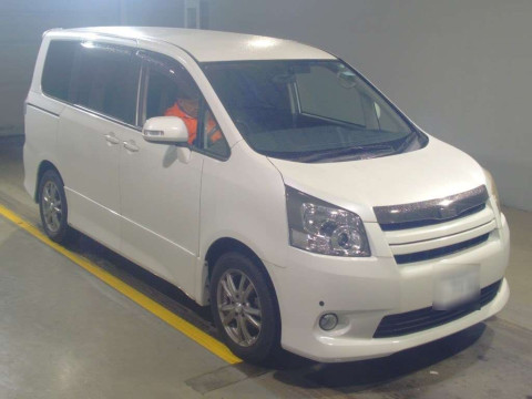 2009 Toyota Noah ZRR70W[2]