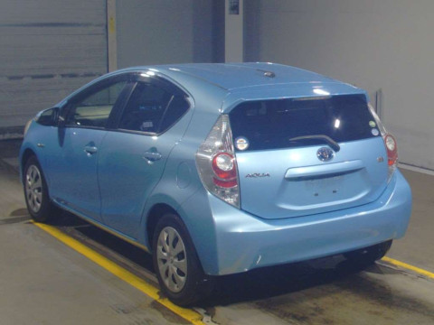 2014 Toyota Aqua NHP10[2]