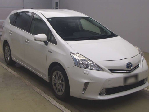 2014 Toyota Prius alpha ZVW41W[1]