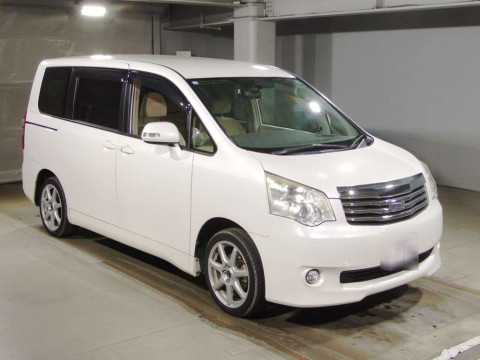 2013 Toyota Noah ZRR70G[2]