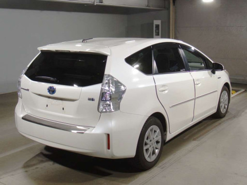 2012 Toyota Prius alpha ZVW41W[1]