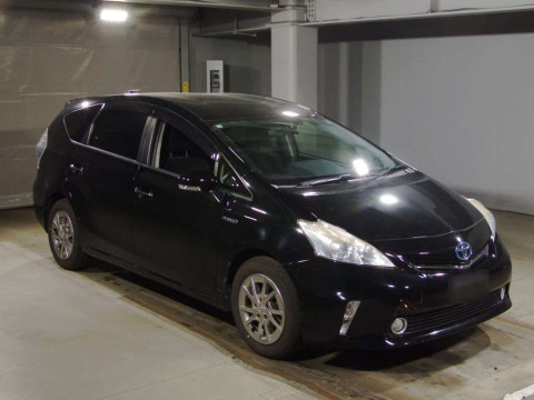 2014 Toyota Prius alpha ZVW41W[2]