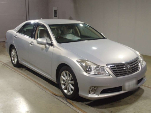 2011 Toyota Crown GRS202[2]