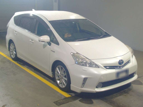 2014 Toyota Prius alpha ZVW41W[2]