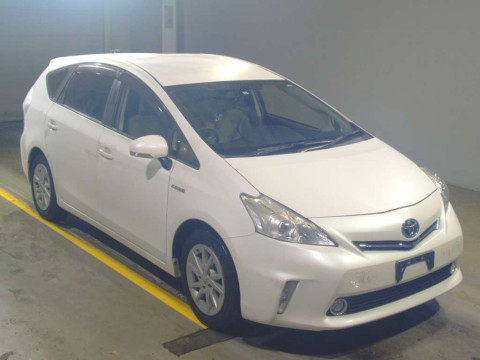 2013 Toyota Prius alpha ZVW40W[2]