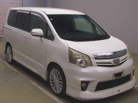 2010 Toyota Noah ZRR70W[1]