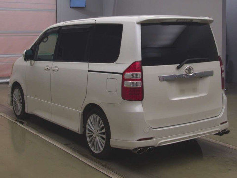 2010 Toyota Noah ZRR70W[2]