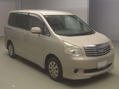 2010 Toyota Noah ZRR70G[1]