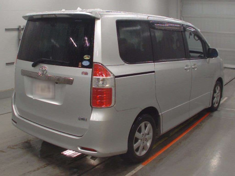 2009 Toyota Noah ZRR70W[1]