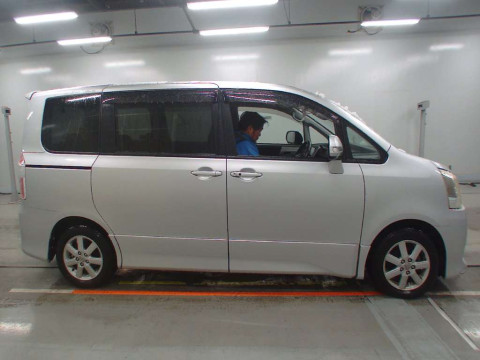 2009 Toyota Noah ZRR70W[2]