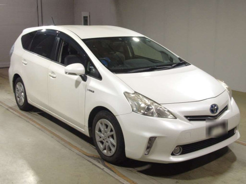 2014 Toyota Prius alpha ZVW41W[2]