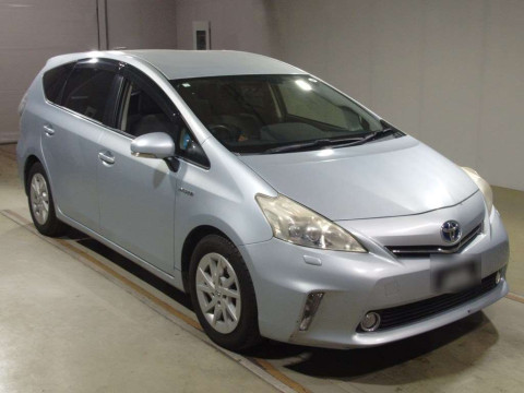 2012 Toyota Prius alpha ZVW41W[2]