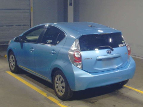 2012 Toyota Aqua NHP10[2]