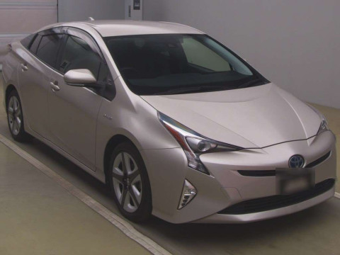 2016 Toyota Prius ZVW50[1]