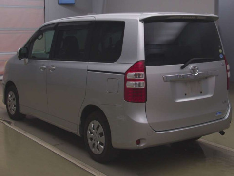 2010 Toyota Noah ZRR70G[1]