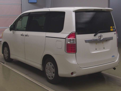 2010 Toyota Noah ZRR70G[1]