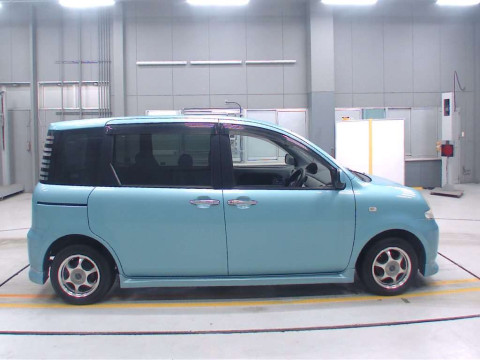 2005 Toyota Sienta NCP81G[2]