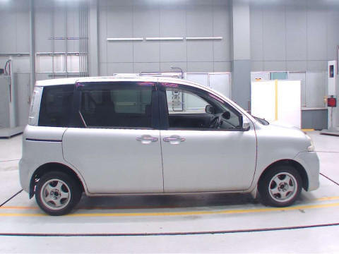 2011 Toyota Sienta NCP81G[2]