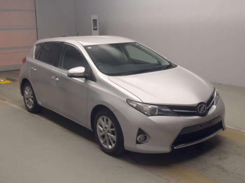 2012 Toyota Auris NZE181H[2]