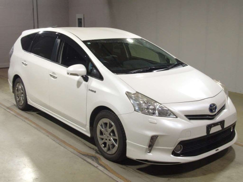 2014 Toyota Prius alpha ZVW40W[2]