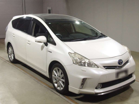 2013 Toyota Prius alpha ZVW41W[2]