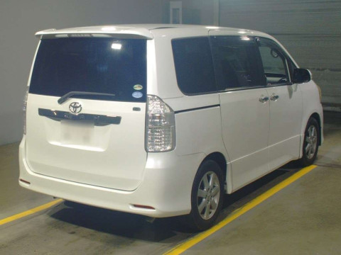 2010 Toyota Noah ZRR70W[1]