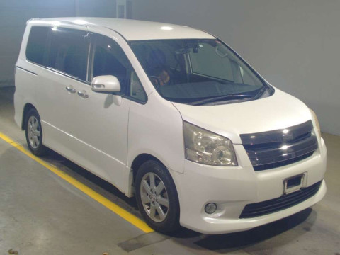 2010 Toyota Noah ZRR70W[2]