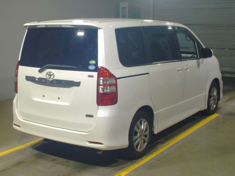 2012 Toyota Noah ZRR70W[1]