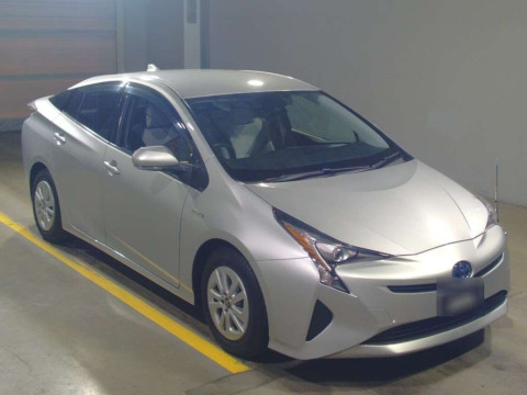 2016 Toyota Prius ZVW50[1]