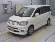 2004 Toyota Noah