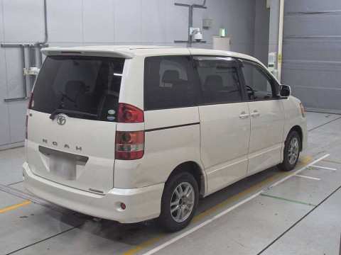 2004 Toyota Noah AZR65G[1]