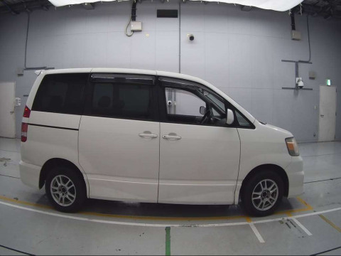 2004 Toyota Noah AZR65G[2]