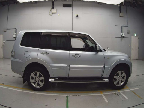 2010 Mitsubishi Pajero V93W[2]