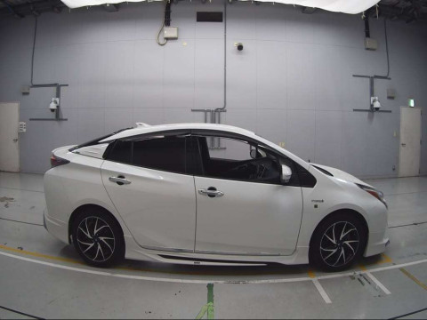 2016 Toyota Prius ZVW51[2]