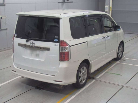 2010 Toyota Noah ZRR70W[1]