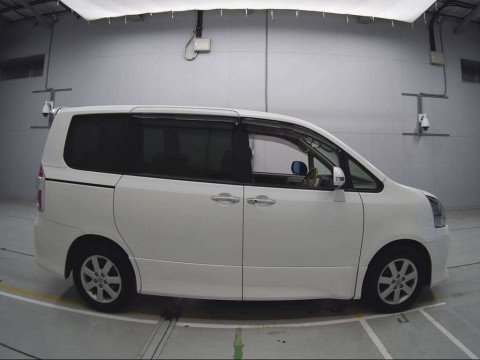 2010 Toyota Noah ZRR70W[2]