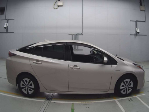 2016 Toyota Prius ZVW51[2]