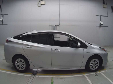 2016 Toyota Prius ZVW50[2]