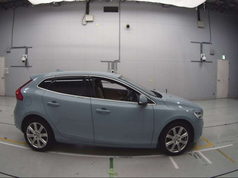 2017 Volvo V40 MB4154T[2]