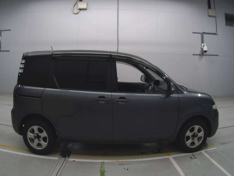 2010 Toyota Sienta NCP81G[2]