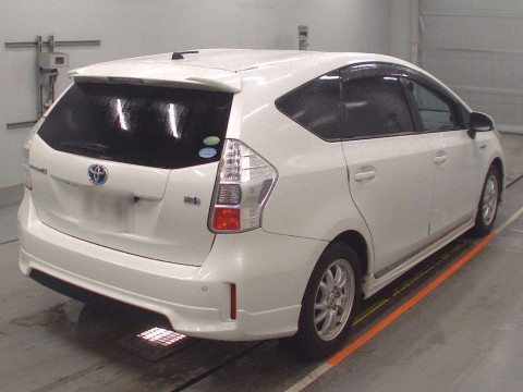 2013 Toyota Prius alpha ZVW41W[1]